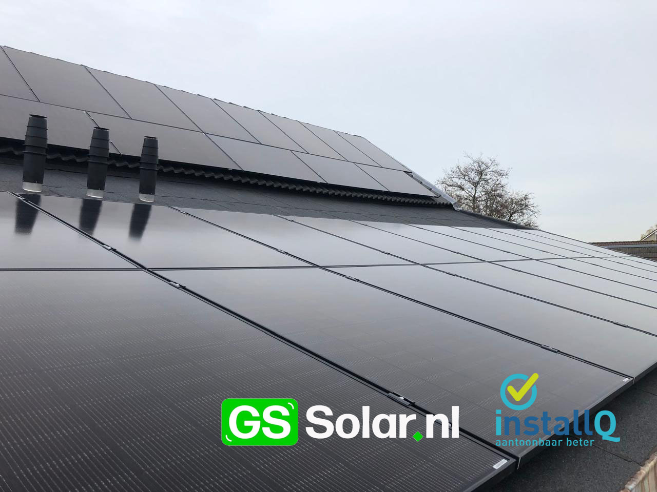 Zonnepanelen met stof en vuil, toe aan reiniging