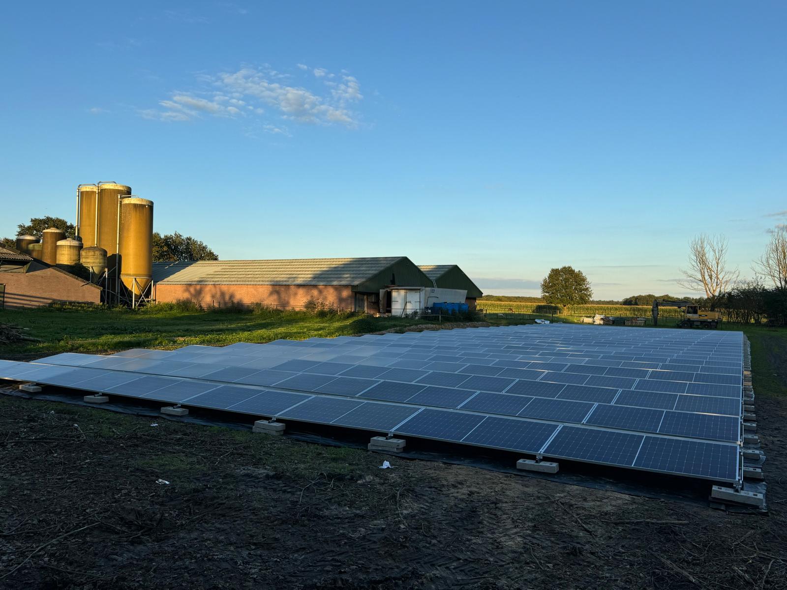 Grote veldinstallatie met zonnepanelen bij een agrarisch bedrijf