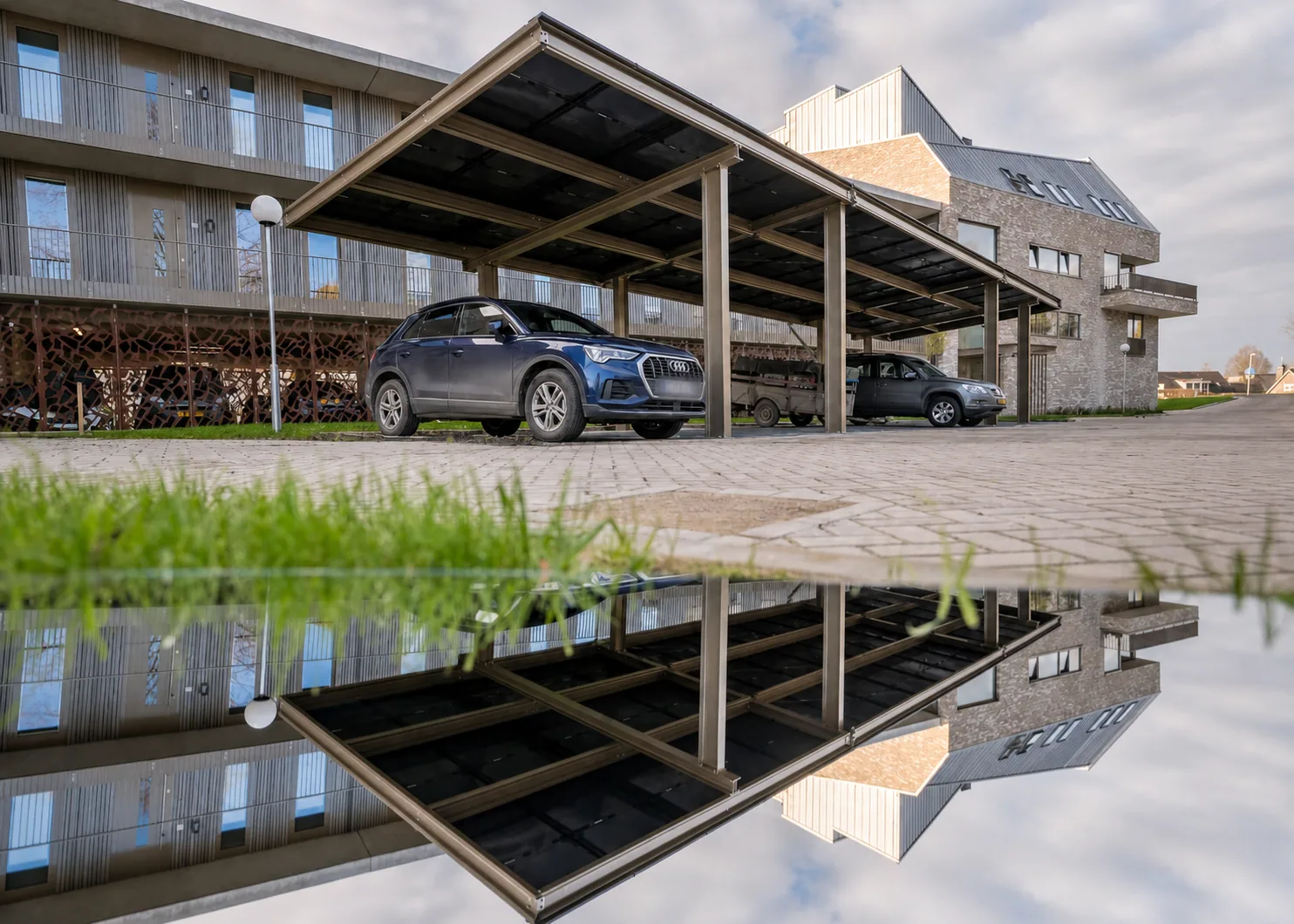 Gerealiseerde solar carport met meerdere parkeerplaatsen