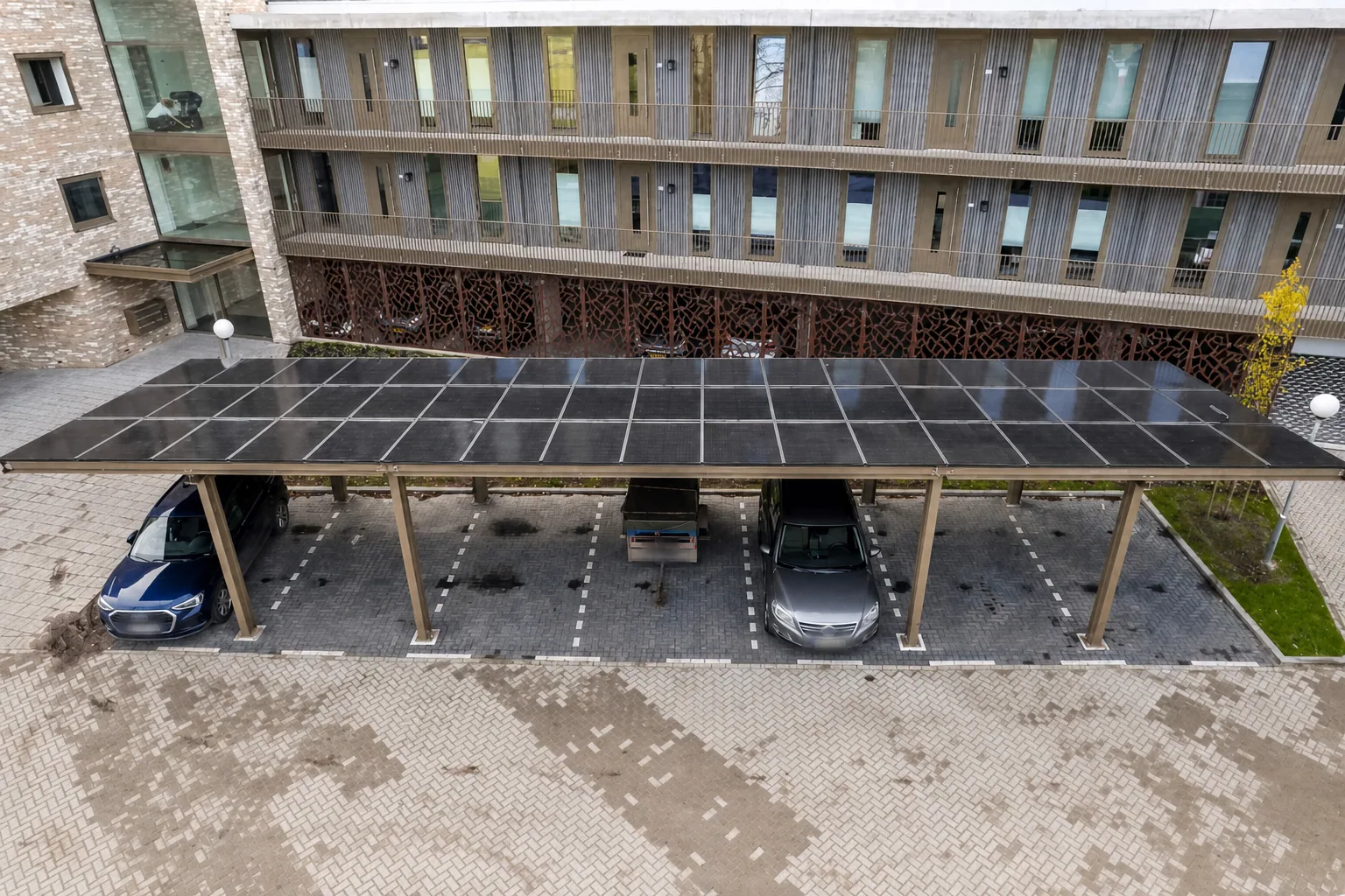 Grote solar carport boven een parkeerterrein
