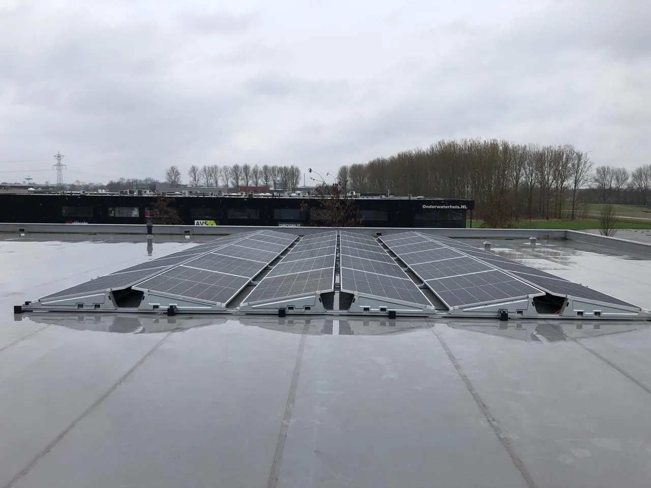 Zakelijke oost-westopstelling op een plat dak